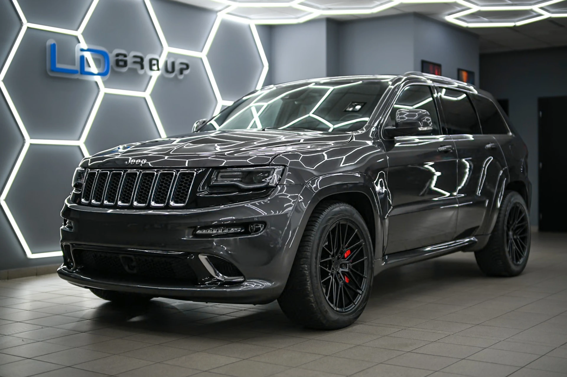Jeep Grand Cherokee v LD Group studiu — body označující ošetřené části exteriéru